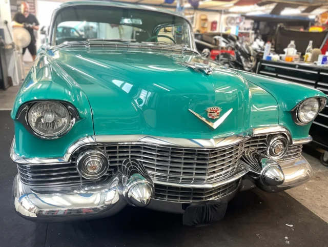 •Werbung•
_____________________________________________

Jetzt folgen ein paar Fotos von unserem letzten großen Projekt.
Ein Cadillac Coupé aus dem Jahre 1954 💚

Hier erstmal ein paar Bilder von außen und ein paar von innen (vorher Fotos)

Es wurde einiges erneuert - das sieht man dann in den darauffolgenden Beiträgen 😄
- neuer Teppich komplett
- Sitzbank vorne und hinten neu in Leder bezogen
- Türverkleidungen und Seitenverkleidung neu bezogen
- Armaturenbrett wurde gereinigt, da auch der obere Teil der Türverkleidung in dem dunklen Grün so bleiben sollte 
- diverse kleinere Reparaturen und Austausch der Windfangkeder

#cadillac #cadillaccoupe #cadillaccoupe1954 #cadillacinterior #classiccar #classiccars #oldtimer #youngtimer #carinterior #carupholstery #upholstery #handmade #handwerk #leather #leatherwork #lederausstattung #leder #nappaleder #autosattlerei #fahrzeugsattlerei #bpautosattlerei #bpautosattlereigmbh #eching