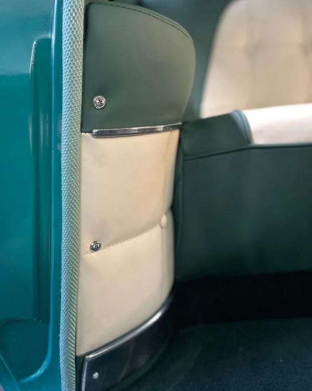 •Werbung•
_____________________________________________

Und noch ein Schwung Fotos vom Cadillac. Mit ein bisschen Politur sahen auch die oberen Verkleidungen der Türen und Seitenverkleidungen wieder schick aus 👍🏼😊
Aus einer lackierten Pappe im Fußraum wurde Teppich und einen schönen großen Besatz bekam die zusätzliche Fußmatte auf der Fahrerseite aus Riffelgummi.
Die Hutablage haben wir auch neu gemacht, komplett und mit Leder bezogen. Und der Lautsprecher hinten wurde auch gegen einen neuen getauscht und neue Kabel nach vorne verlegt 👍🏼

#cadillac #cadillaccoupe #cadillaccoupe1954 #cadillacinterior #classiccar #classiccars #oldtimer #youngtimer #carinterior #carupholstery #upholstery #handmade #handwerk #leather #leatherwork #lederausstattung #leder #nappaleder #autosattlerei #fahrzeugsattlerei #bpautosattlerei #bpautosattlereigmbh #eching