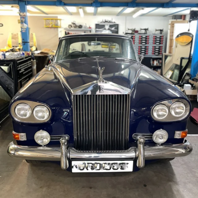 •Werbung•
_____________________________________________

Nachher - Vorher 

Ein von Motten zerstörter Teppich in dem Rolls Royce.
Das kann natürlich nicht so bleiben.
Die Motten wurden vernichtet (bereits im Vorfeld, bevor der Wagen zu uns kam)

Alle alten Teppichteile wurden entsorgt und nun ist wieder ein neuer Teppich im Kofferraum und Fahrgastraum verlegt 💙🩶

Zusätzlich wurde das Leder gereinigt und gepflegt.

Am Ende noch ein paar vorher Fotos.

#rollsroyce #rollsroycesilvercloud #silvercloud3 #silvercloudIII #silvercloudrollsroyce #classiccar #classiccars #oldtimer #youngtimer #carinterior #carupholstery #upholstery #handmade #handwerk #leather #leatherwork #lederausstattung #leder #nappaleder #autosattlerei #fahrzeugsattlerei #bpautosattlerei #bpautosattlereigmbh #eching