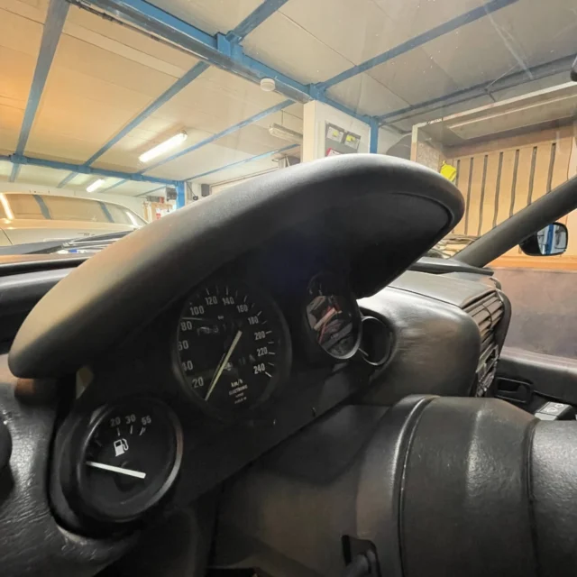 •Werbung•
_____________________________________________

BMW Z1 Einstiege - wie so oft durch das Ein- und aussteigen wird hier das Leder auf eine harte Probe gestellt.
Wenn die Beschädigungen noch nicht zu extrem sind, reicht es auch oft aus, die Einstiege zu lackieren 😊
Es muss also nicht immer zwingend alles neu bezogen werden.
Auch das Armaturenbrett und vor allem die Tachohutze beim Z1 kann man so auch wieder auffrischen 🖤🩶

#bmw #bmwz1 #bmwz1roadster #bmwz1interior #z1
#bmwinterior #bmwclassic #bmwoldtimer #bmwyoungtimer #oldtimer #youngtimer #carinterior #carupholstery #upholstery #handmade #handwerk #leather #leatherwork #lederausstattung #leder #lederlackieren #smartrepair #ledersmartrepair #autosattlerei #fahrzeugsattlerei #bpautosattlerei #bpautosattlereigmbh