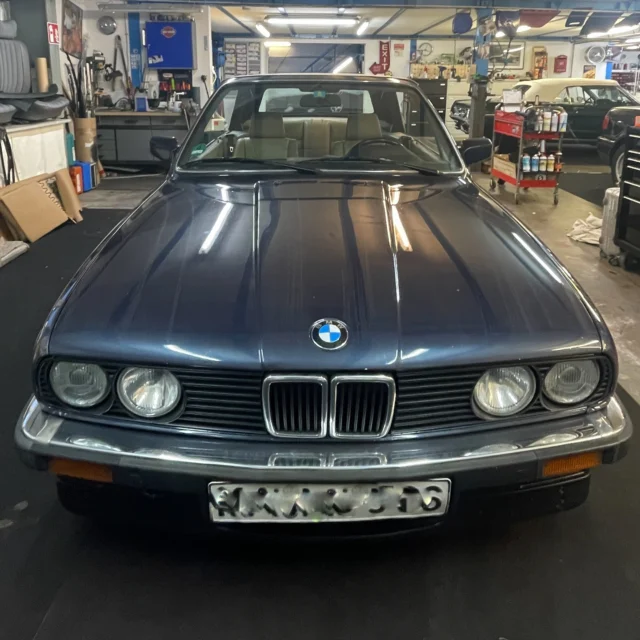 •Werbung•
_____________________________________________

Hier haben wir vor kurzem wohl eines der letzten Verdecke in der Farbe Perlbeige montiert.
Und das schöne ist, dass dieser E30 die Farbe sogar mal ursprünglich ab Werk verbaut hatte ☺️
Kunde glücklich und wir auch 😊

#bmw #bmwe30 #bmwe30cabrio #e30 #e30cabrio #e30interior #e30interieur #neuesverdeck #perlbeige #sonnenlandstoff #bmwinterior #bmwclassic #bmwoldtimer #oldtimer #youngtimer #carinterior #carupholstery #upholstery #handmade #handwerk #leather #leatherwork #lederausstattung #leder #nappaleder #autosattlerei #fahrzeugsattlerei #bpautosattlerei #bpautosattlereigmbh