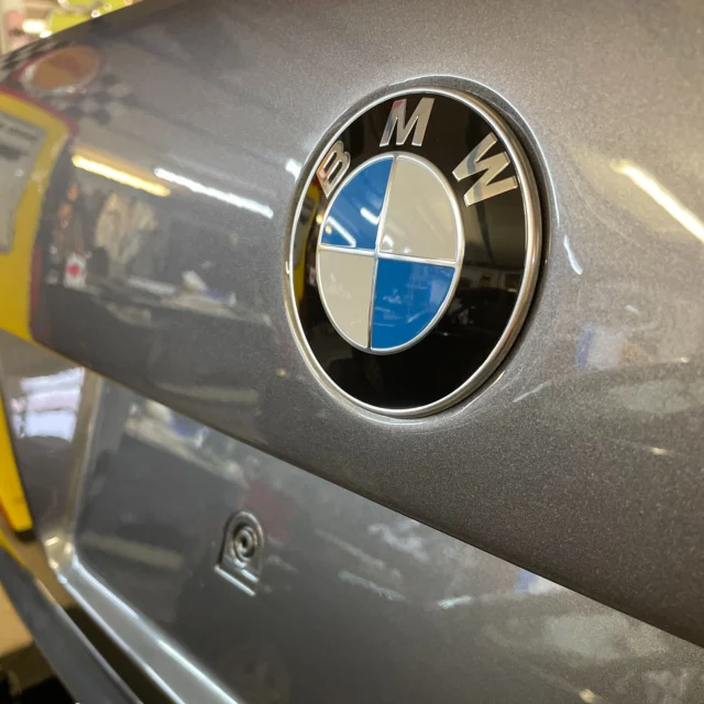 So, schon wieder ist ein Jahr rum 😍😭

Wir haben diese Woche noch Inventur, ein letztes Verdeck und ein paar kleine Arbeiten zu erledigen und vor allem Werkstatt wie jedes Jahr picobello sauber  machen 🧼
Im kommenden Jahr geht’s dann endlich an dem E38 weiter. Dieser ist nun vom Lackieren und allen anderen Arbeiten wieder bei uns und wartet nun drauf, dass alles eingebaut wird 😄

Somit wünschen wir allen Freunden, Kunden & Lieferanten ein schönes Weihnachtsfest ⛄️🎄, erholsame Zeit und einen guten Start ins neue Jahr 2025 🍀 Bleibt‘s gsund und genießt ein paar freie Tage ☺️

Wir sind ab Dienstag dem 7. Januar 2025 wieder für euch da 🛠️🪡🧵

#froheweihnachten #merrychristmas  #happynewyear #happynewyear2025 #betriebsurlaub #autosattlerei #sattlerei #bpautosattlerei #bpautosattlereigmbh