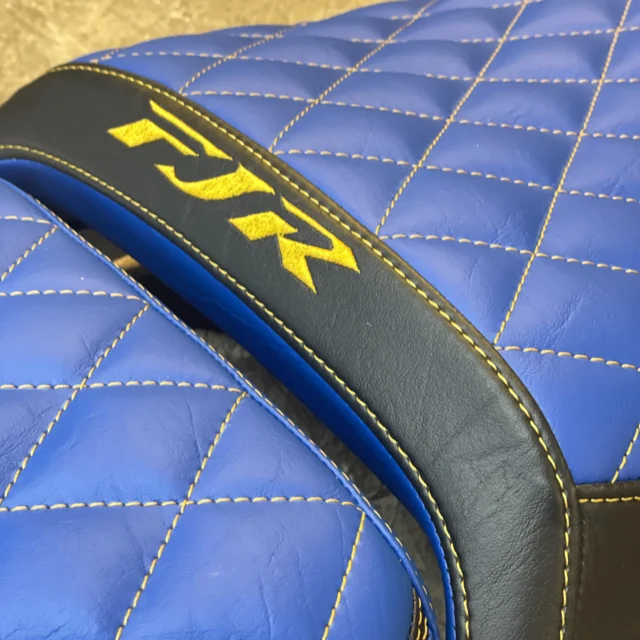 •Werbung•
_____________________________________________

Mit Gelpad und neuem Look auf in die Saison 💙💛

Danke an @leatherworx_munich für den Schriftzug 

#motorradsitzbank #yamaha #yamahafjr #sitzbank #sitzbänke #motorrad #stickerei #rauten #kunstleder #oldtimer #youngtimer #carinterior #carupholstery #upholstery #handmade #handwerk #leather #leatherwork #lederausstattung #leder #nappaleder #autosattlerei #fahrzeugsattlerei #bpautosattlerei #bpautosattlereigmbh