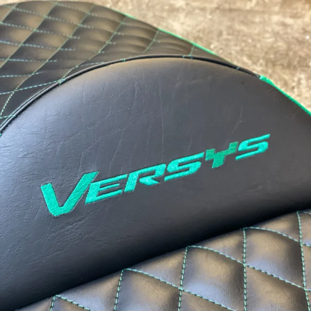 •Werbung•
_____________________________________________

Und auch diese Sitzbank nach Kundenwunsch abgepolstert und neu bezogen 🖤💚

Vielen Dank an @leatherworx_munich 
für das Besticken des Kunstleders 😊

#motorradsitzbank #kawasaki #kawasakiversys #sitzbank #sitzbänke #rautenabsteppung #rauten #motorrad #stickerei #kunstleder #oldtimer #youngtimer #carinterior #carupholstery #upholstery #handmade #handwerk #leather #leatherwork #lederausstattung #leder #nappaleder #autosattlerei #fahrzeugsattlerei #bpautosattlerei #bpautosattlereigmbh
